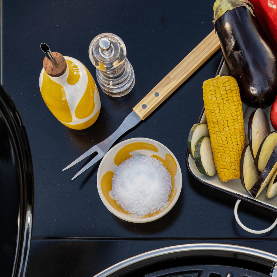 Sel, poivre et huile pour assaisonner le barbecue