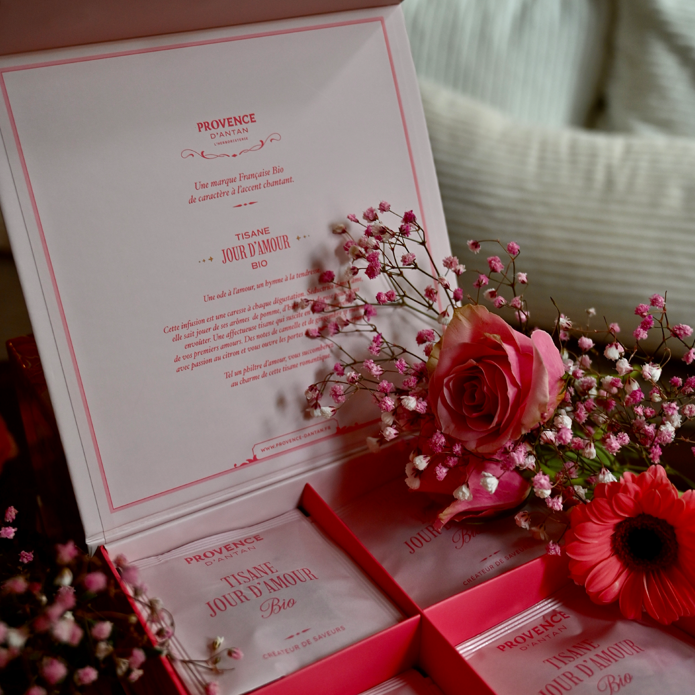 Coffret de tisanes avec des fleurs