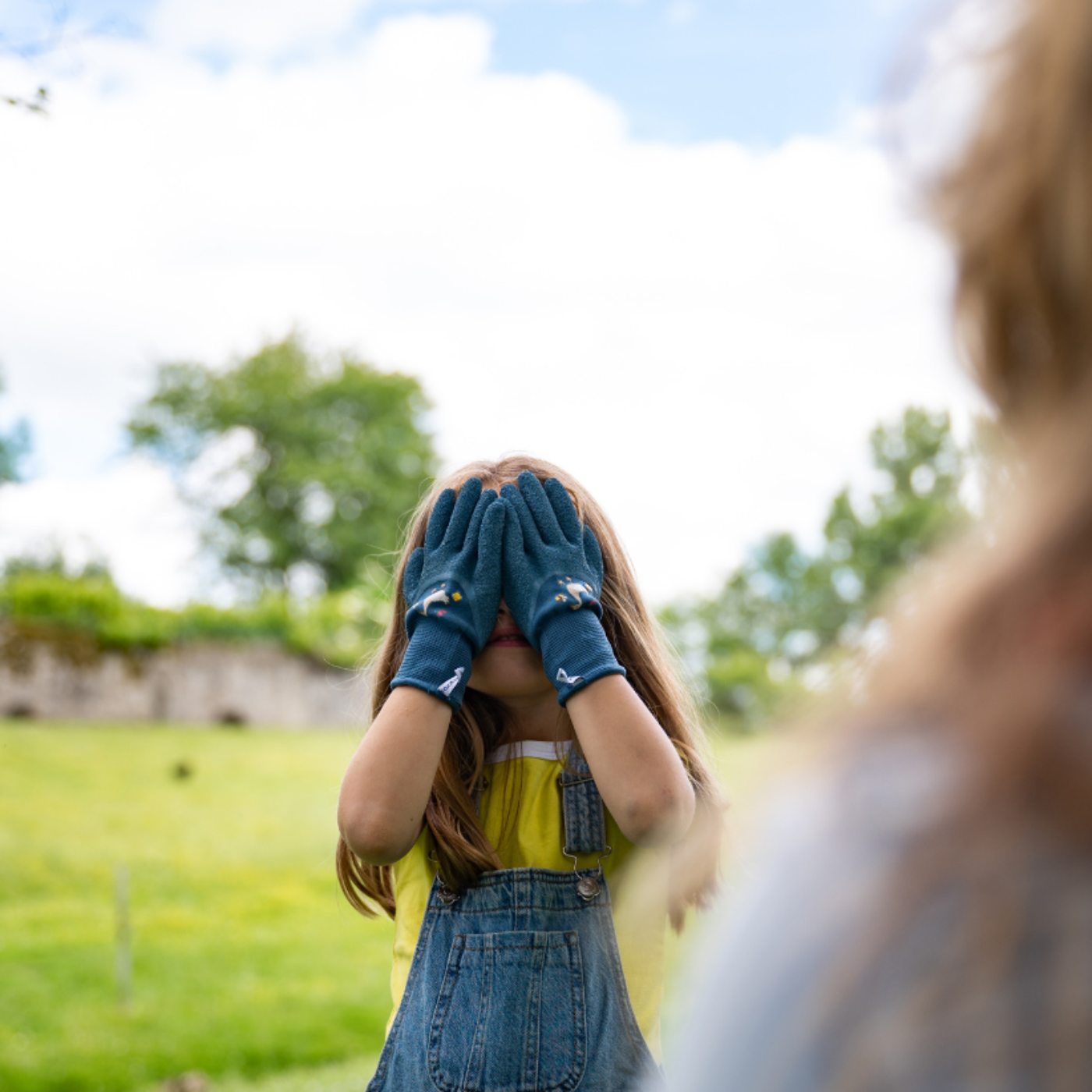 Petite fille jardine en extérieur