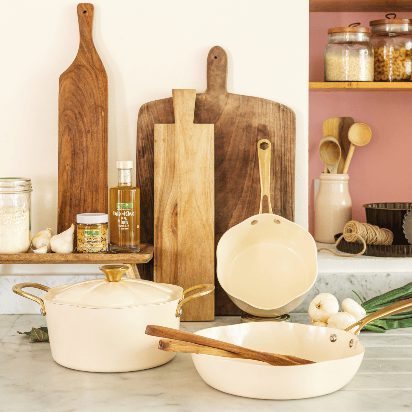 Ustensiles de cuisine sur un plan de travail