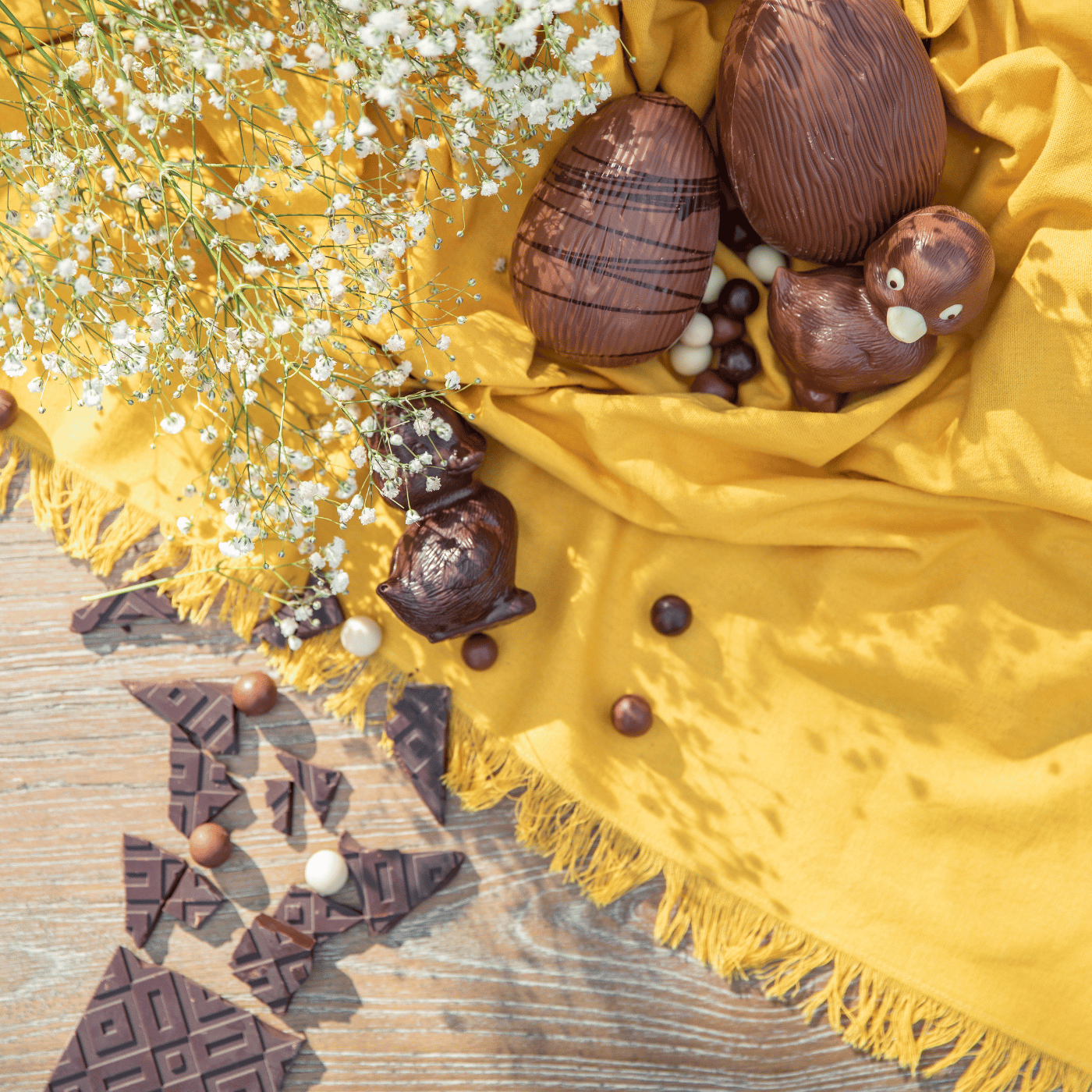 Des chocolats de Pâques sur une nappe jaune