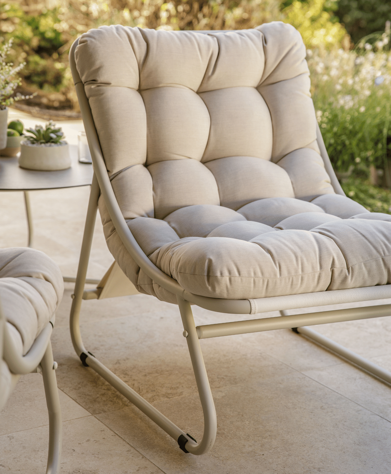 Fauteuil de salon bas Iris de face en extérieur