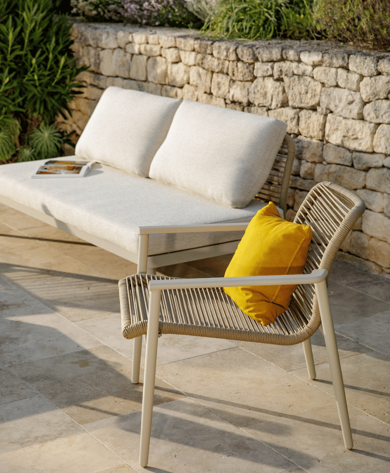 Coussin décoratif jaune sur un fauteuil de salon bas