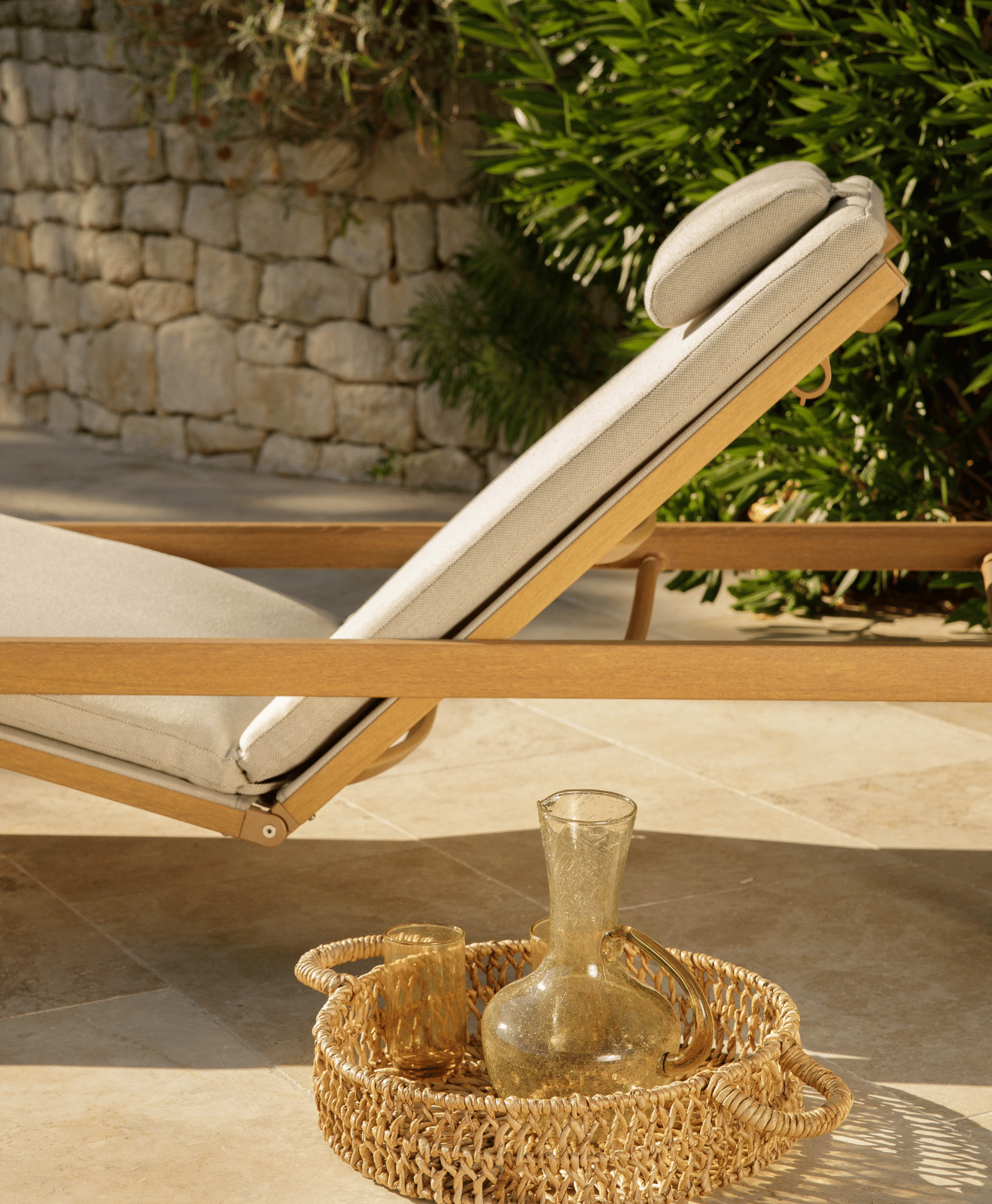 Le bain de soleil Lotus avec un panier contenant une carafe d'eau