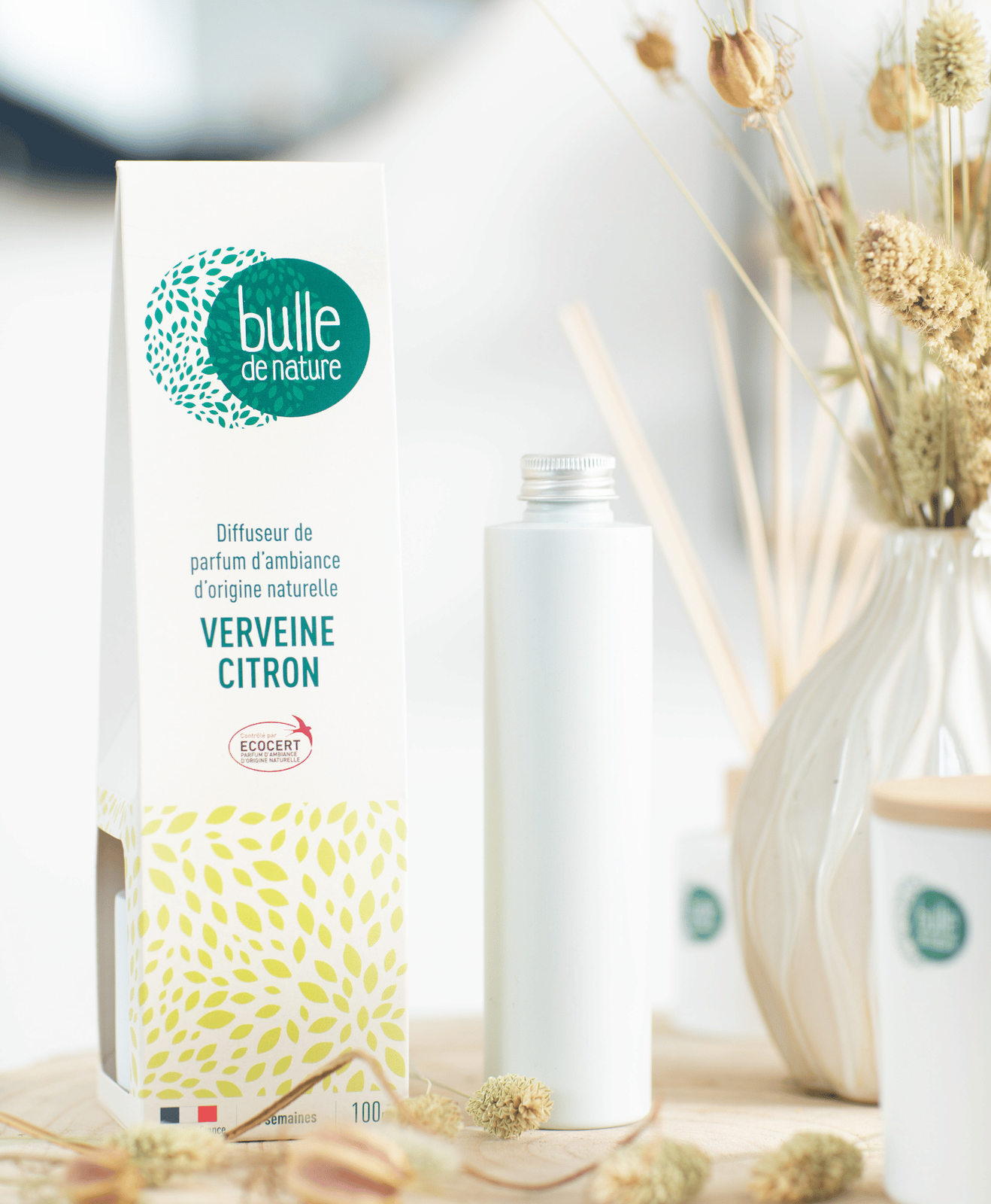 Un diffuseur Bulle à la verveine et au citron avec des fleurs séchées