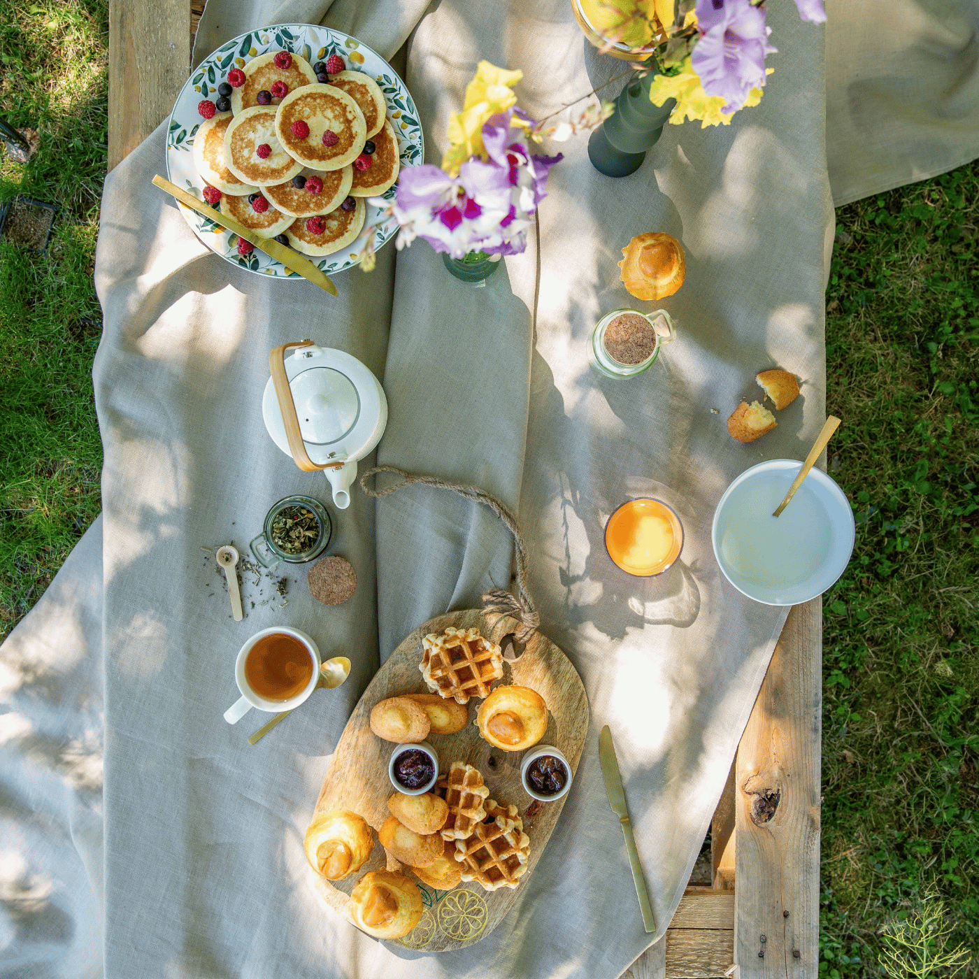Table pour un brunch dans un jardin