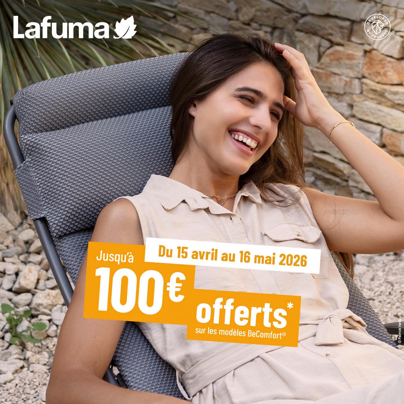 Femme souriante dans un transat dehors