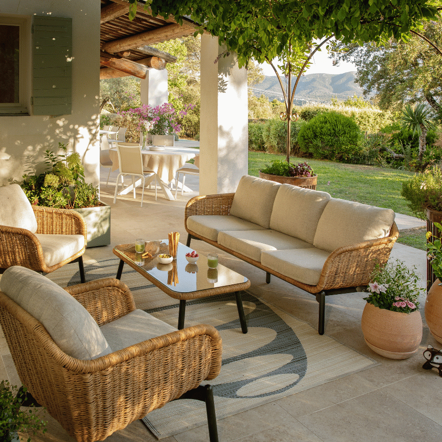 Un salon de jardin en osier fleuri pour une ambiance naturelle et chaleureuse