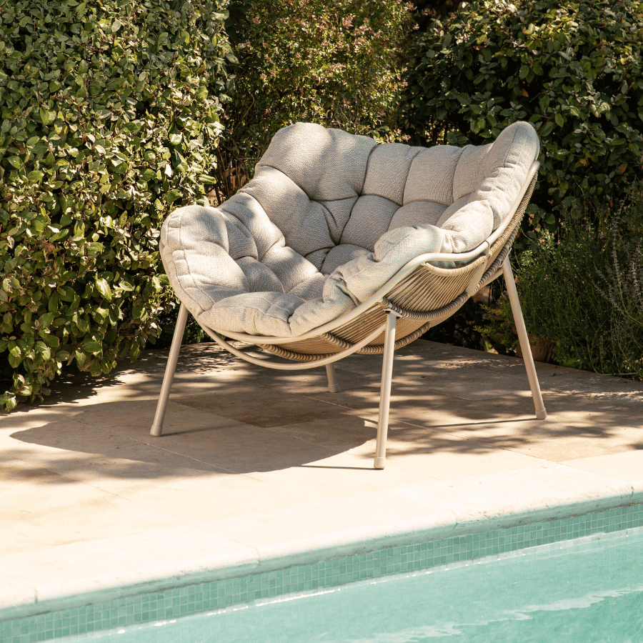 Fauteuil de jardin au bord de la piscine, ambiance détente
