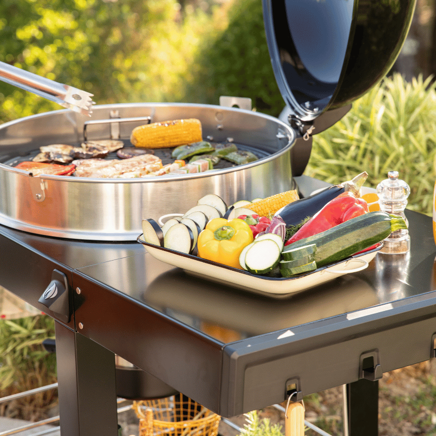 Barbecue et plancha de légumes en extérieur