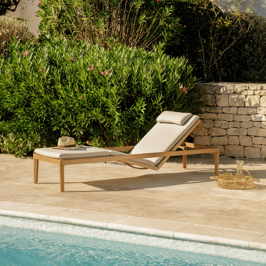 Bain de soleil au bord de la piscine, sous le soleil