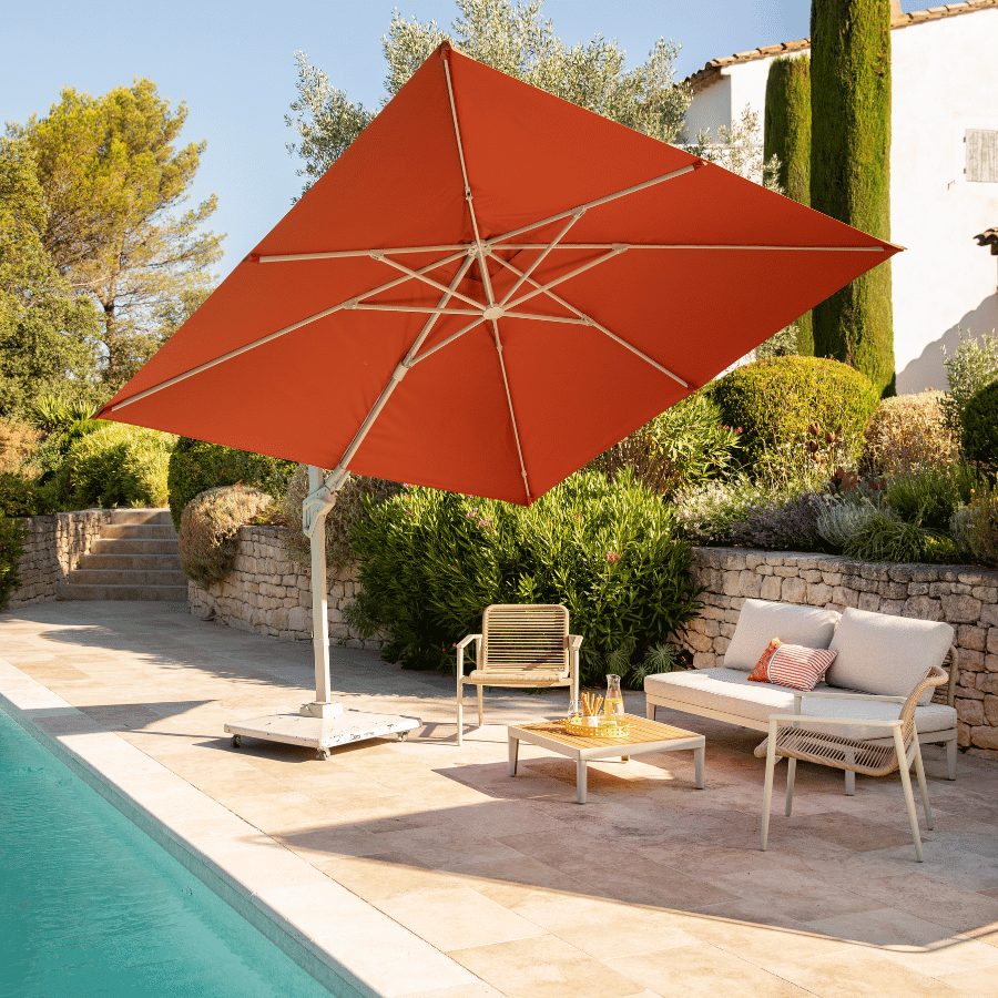 Parasol près de la piscine, ambiance ensoleillée