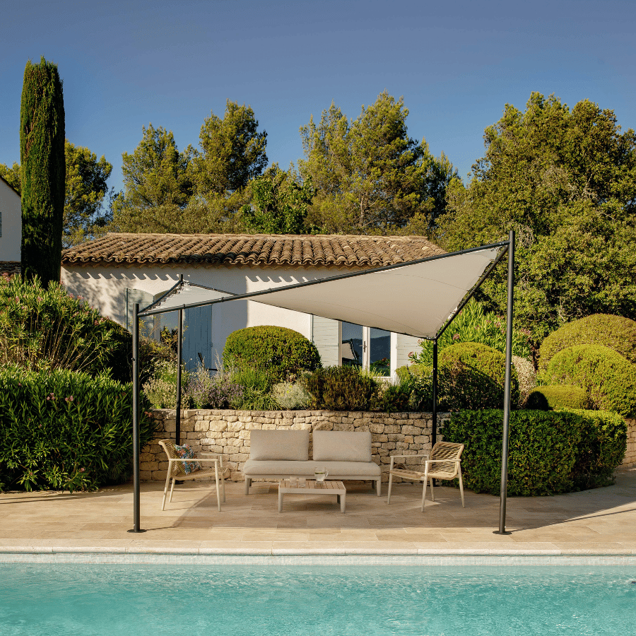 Pergola et tonnelle sur la terrasse avec vue sur la piscine