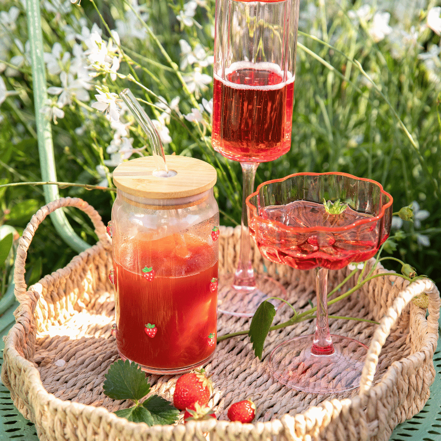 Des verres de grenadine pour un pique-nique ensoleillé