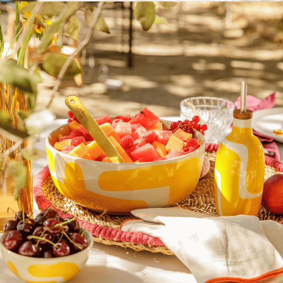 Saladiers de fruits et desserts pour un moment gourmand au soleil