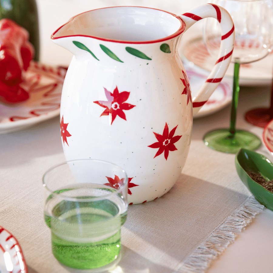 Carafe et théière à motifs rouges, posées sur la table