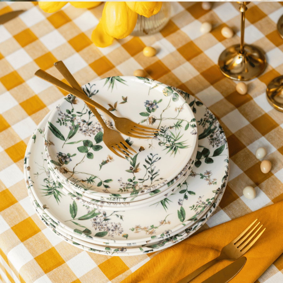 Table dressée avec assiettes, couverts et sets de table