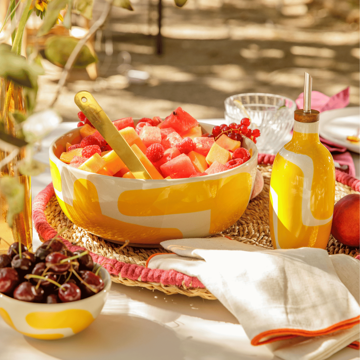 Saladier de fruits sur la table au soleil