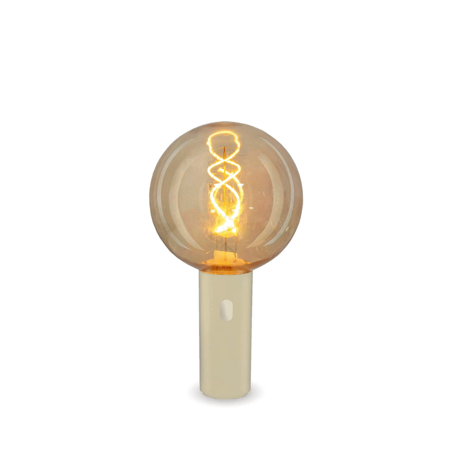 Ampoule lumière chaude sur fond blanc