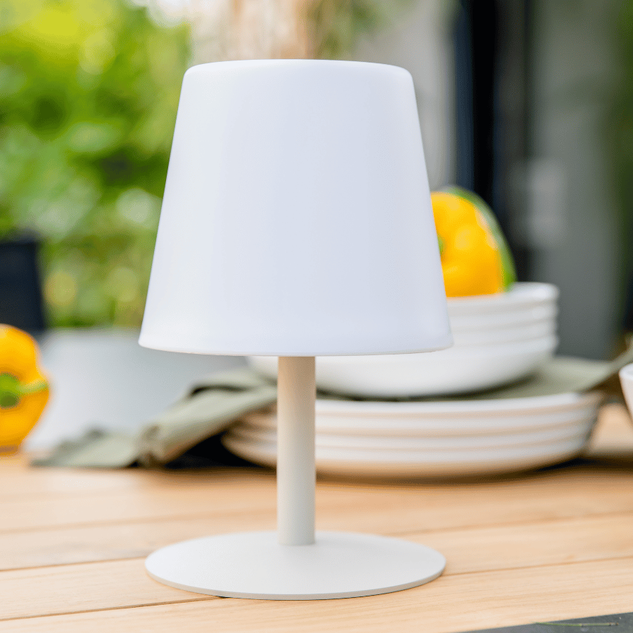 Lampe à poser sur la table de jardin