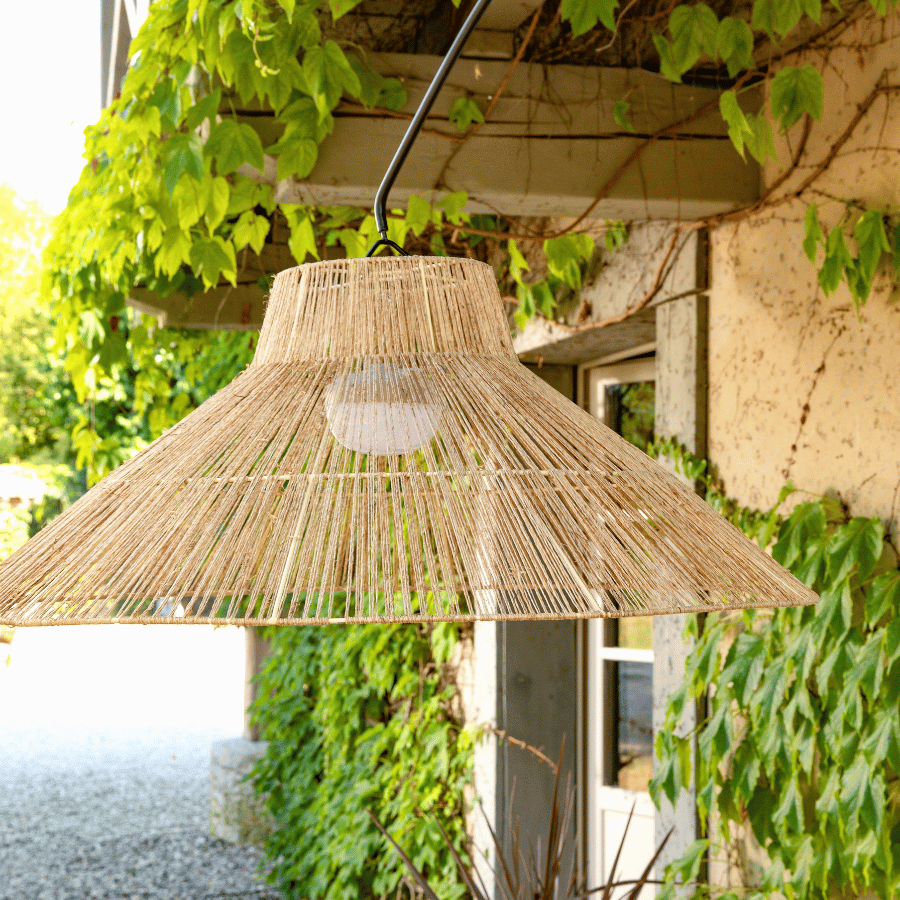 Suspension extérieure en rotin sur la terrasse