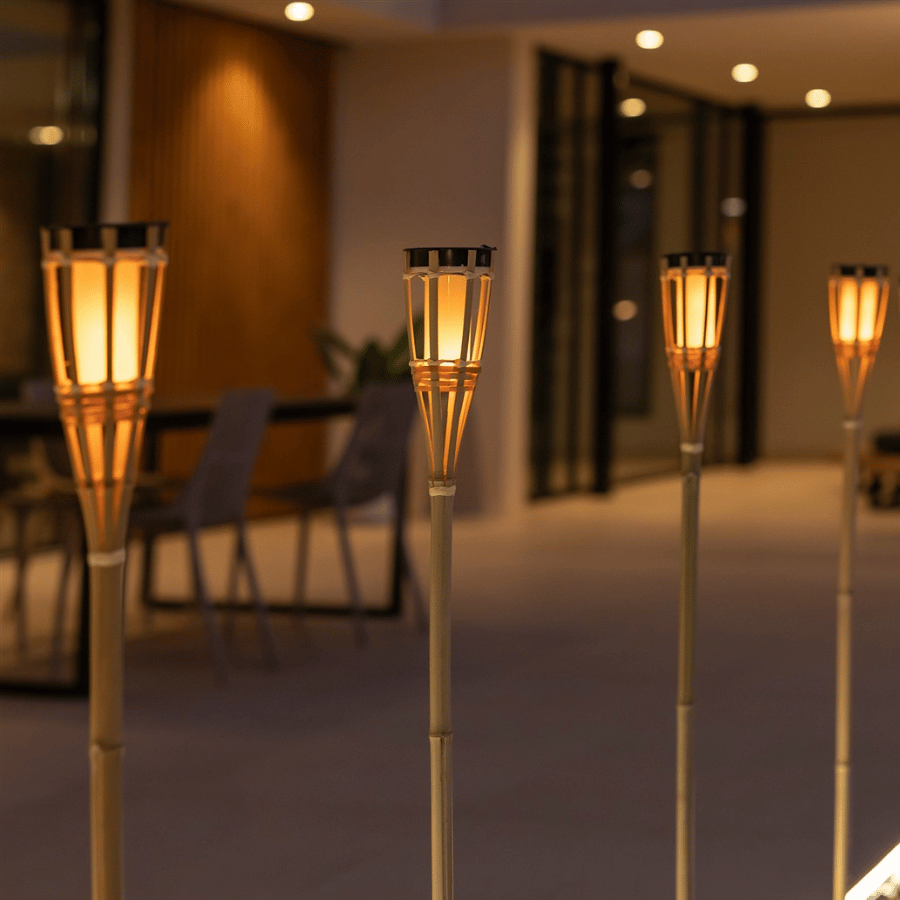 Torches en bois sur la terrasse extérieure