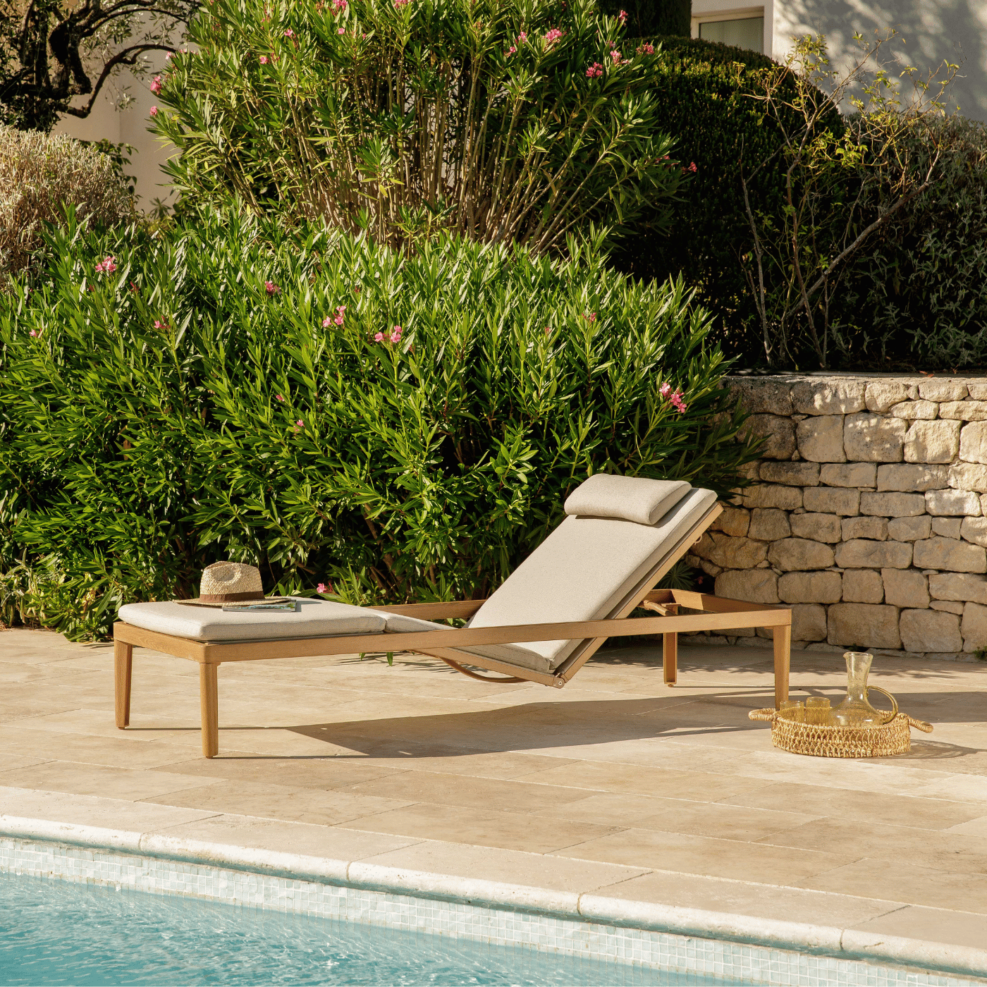 Bains de soleil sur une terrasse au bord de la piscine.