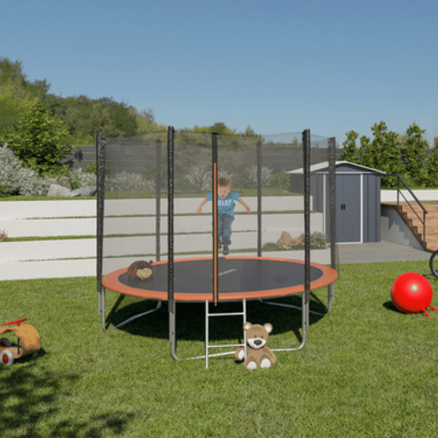Un enfant joue dans un trampoline en extérieur