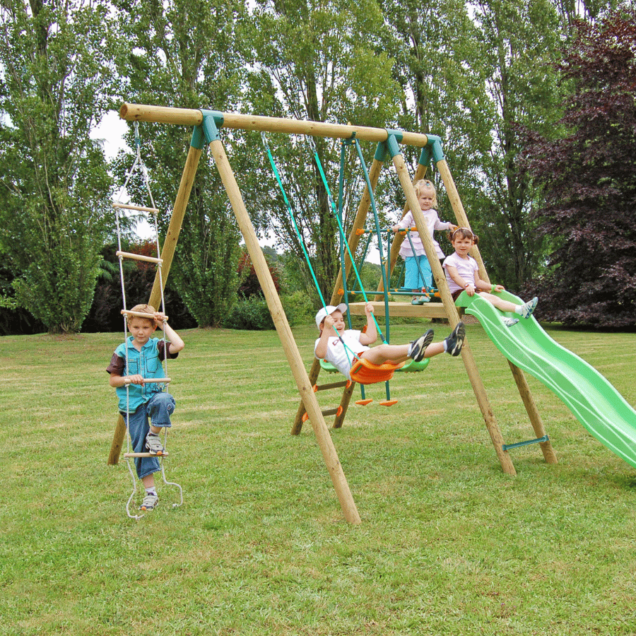 Enfants qui jouent sur la balançoire en extérieur