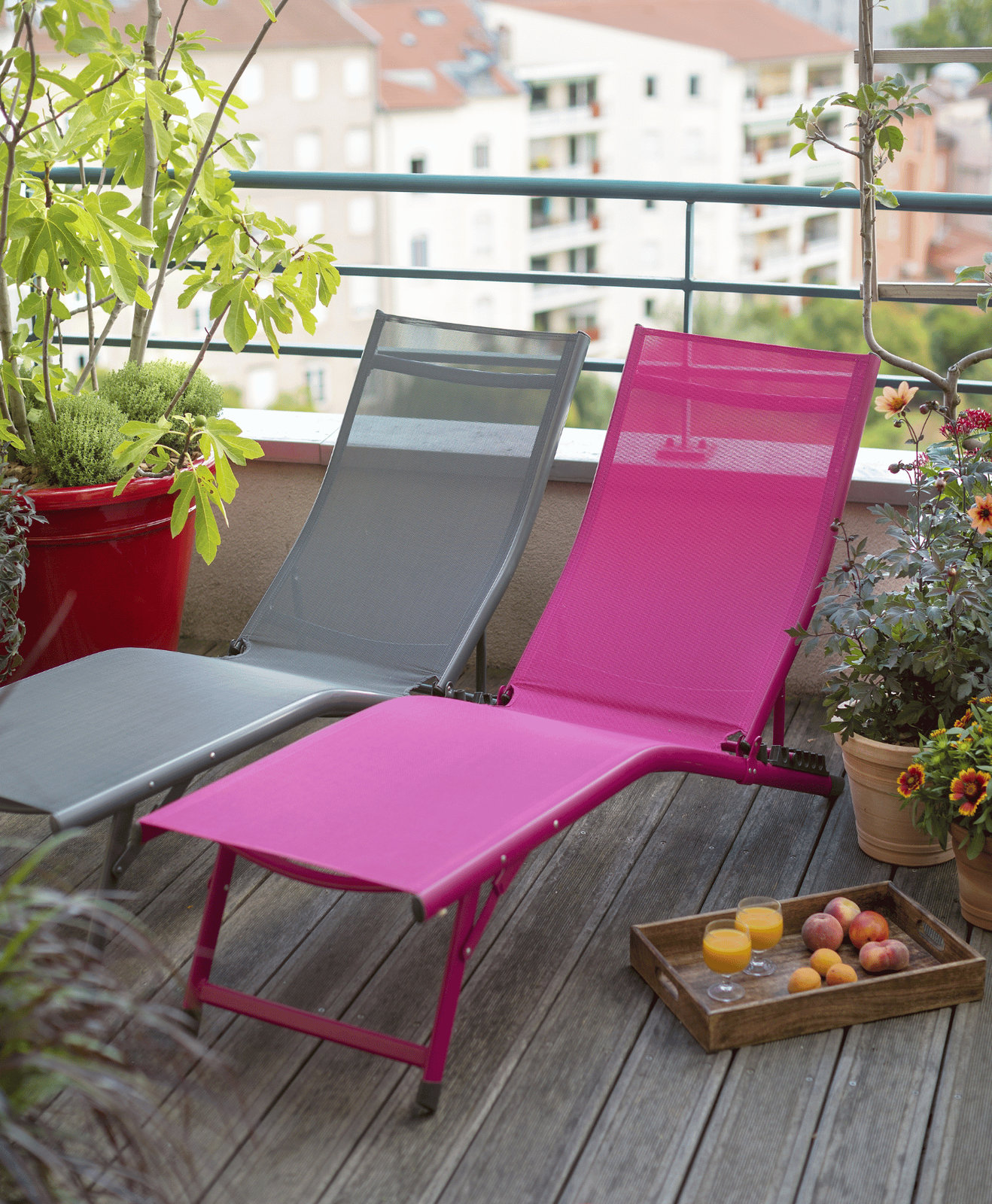 Deux bains de soleil sur un balcon urbain