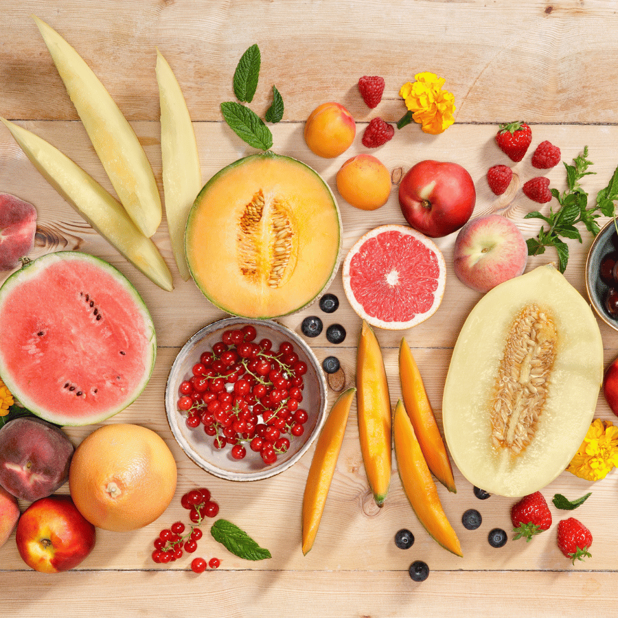 Plusieurs fruits d'été disposée sur une table en bois.