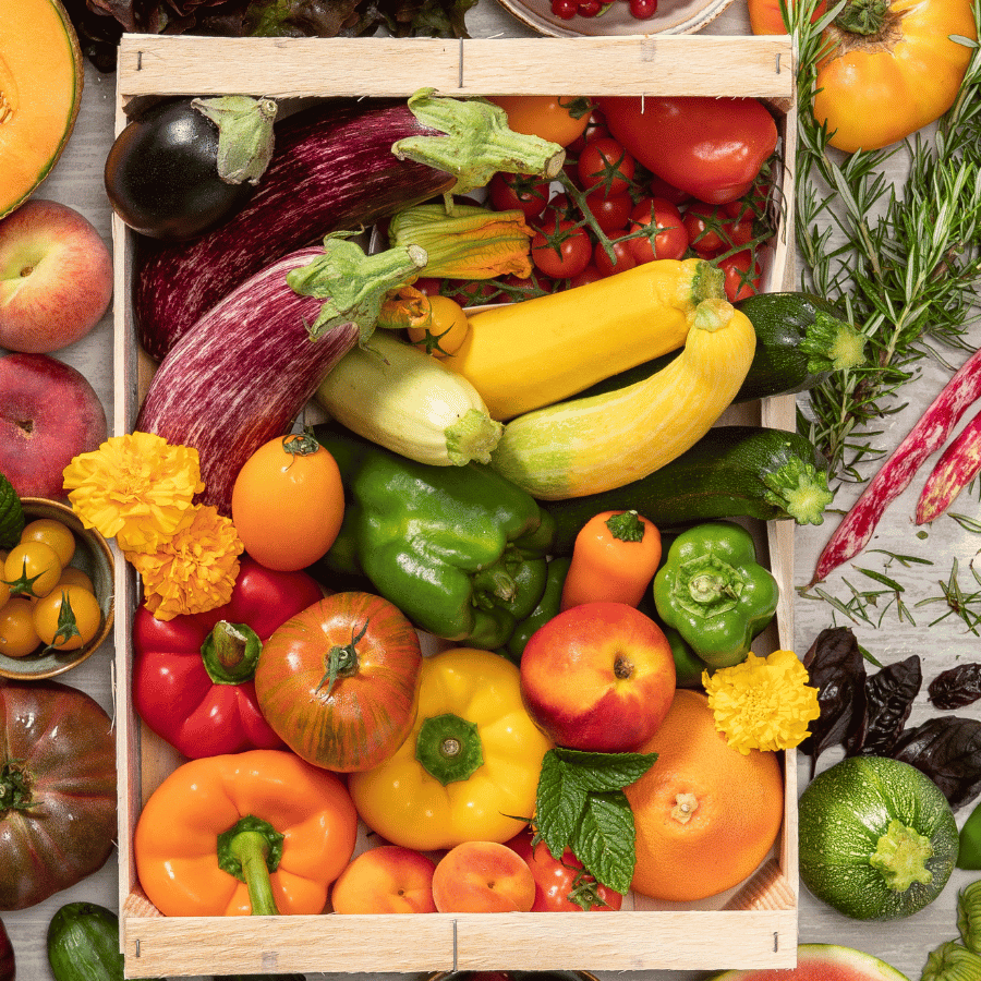 Cagette garnie de légumes variés aux couleurs estivales.