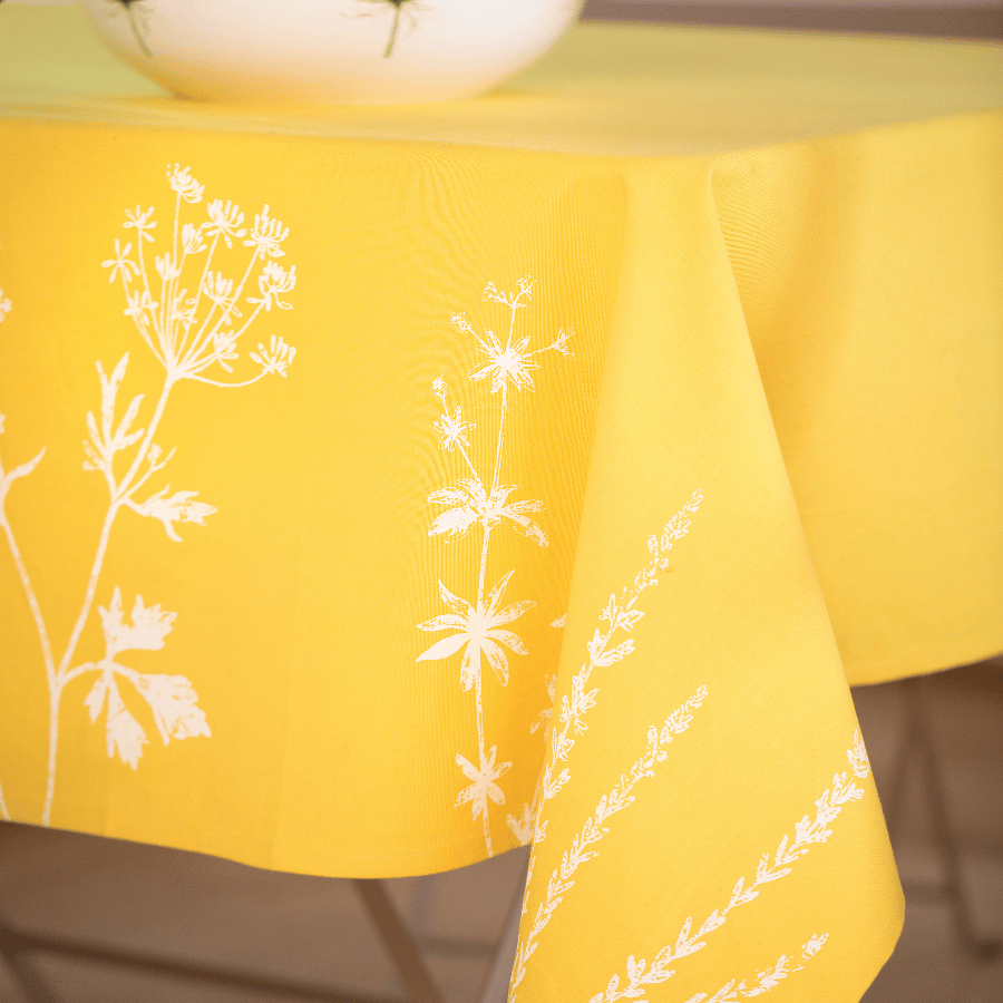 Nappes jaunes avec des motifs fleuries sur le côtés.