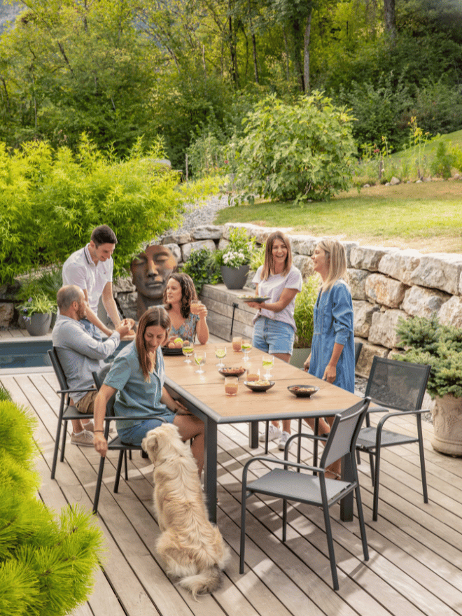 Des amis qui partagent un repas d'été sur la terrasse