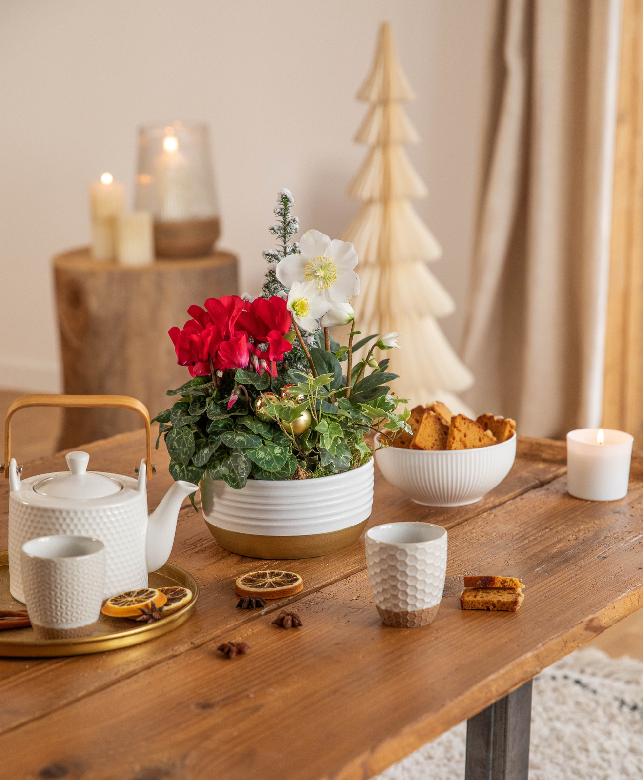 Une table basse de salon décoré pour noël