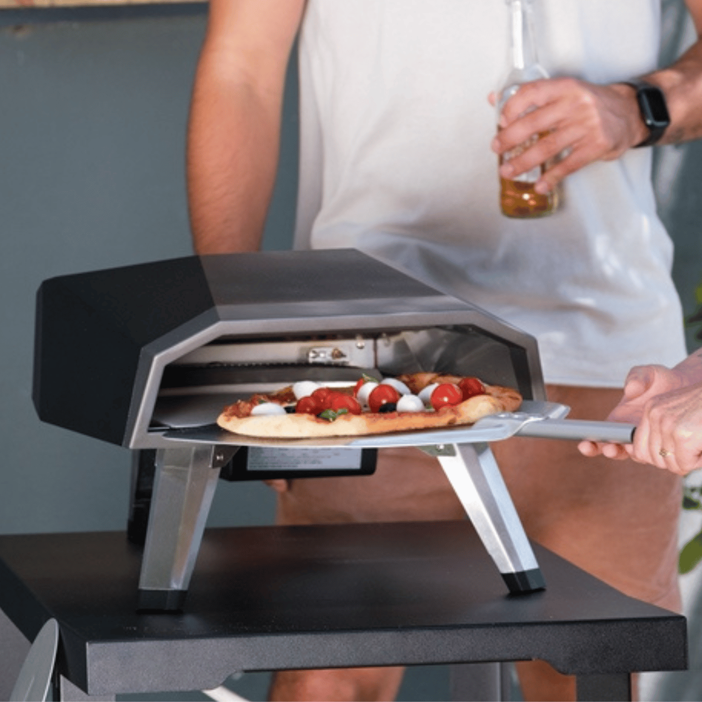 Pizza sur une pelle, dans un four à pizza.