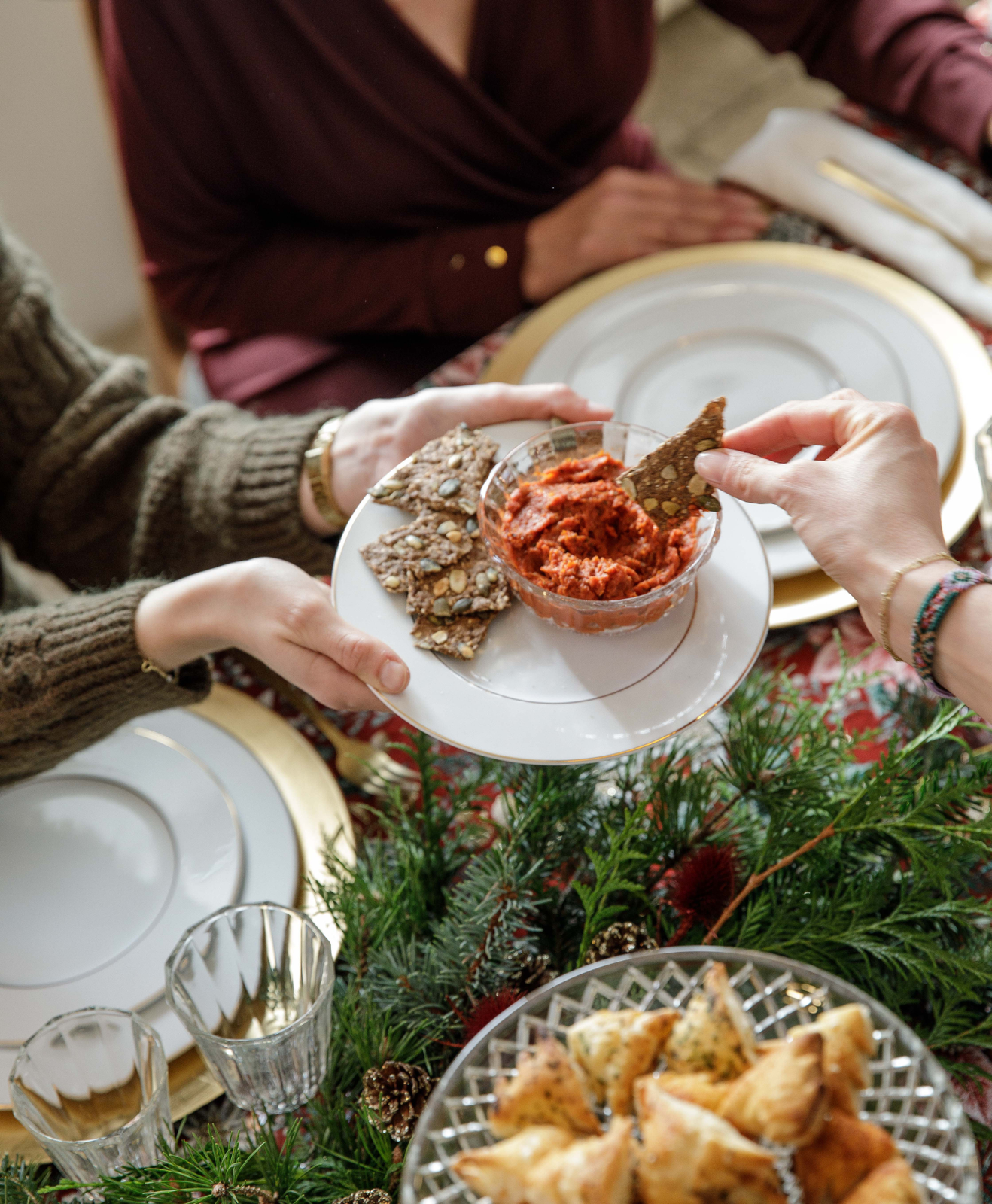 Une femme qui tient une assiette avec de tapenade