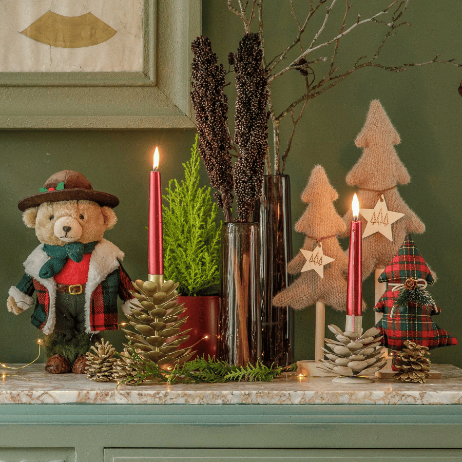 Objets décoratifs et personnages de Noël sur un meuble