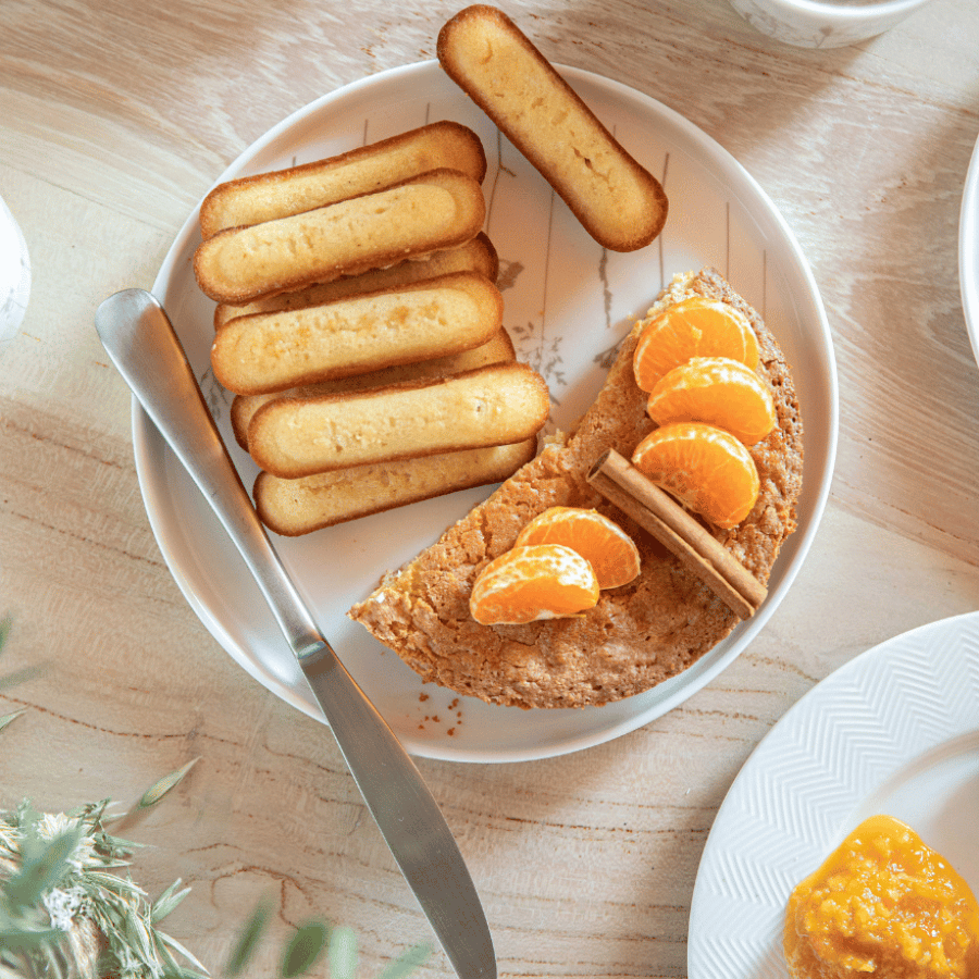 Madelaines avec des fruits coupés pour le goûter
