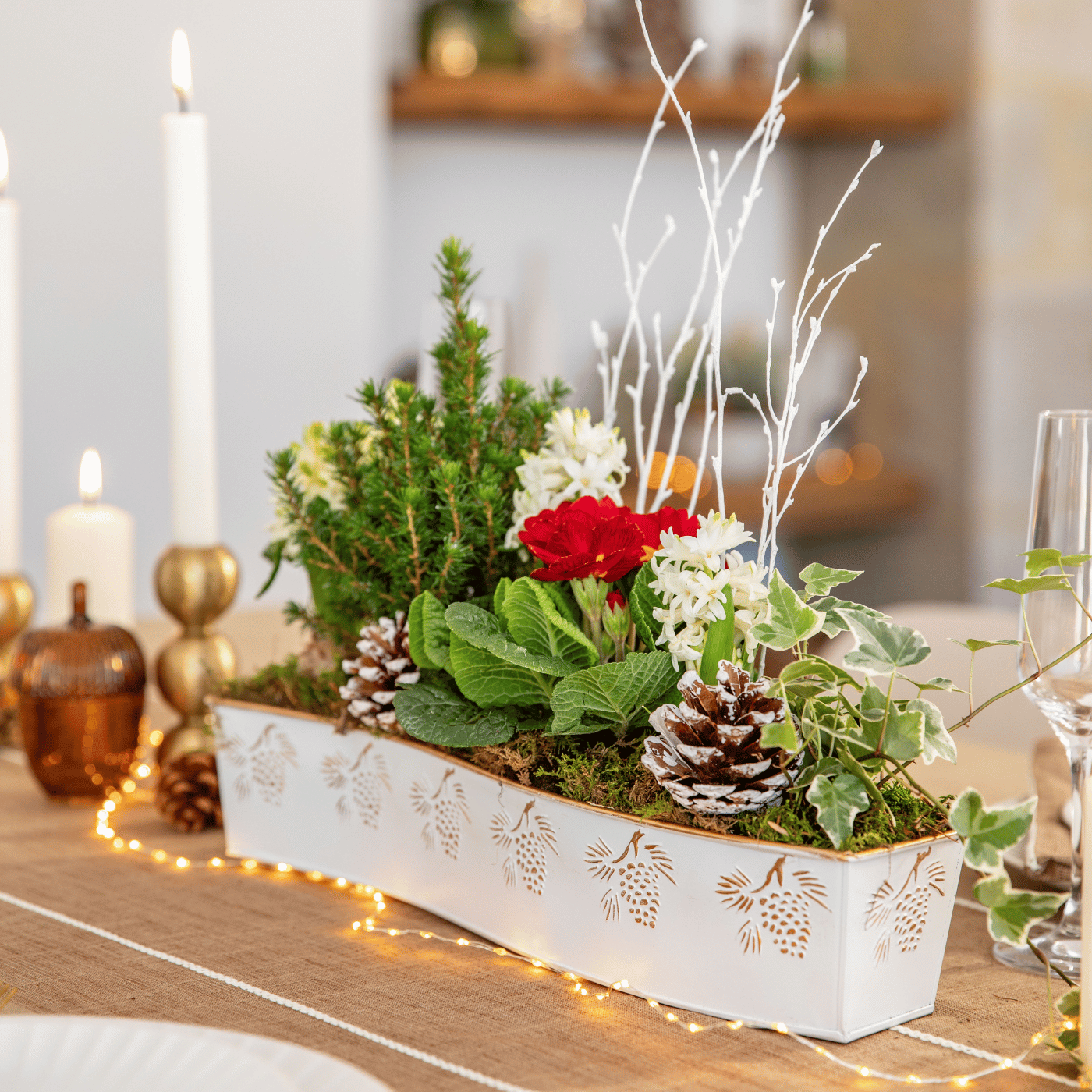 Une composition de Noël au centre d'une table