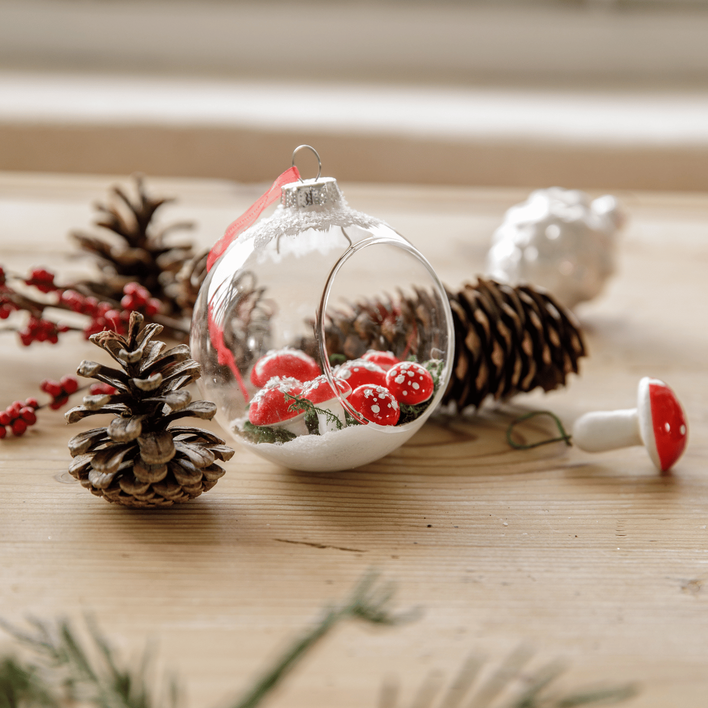 Des décorations de Noël rouge et blanche avec des pomme de pin