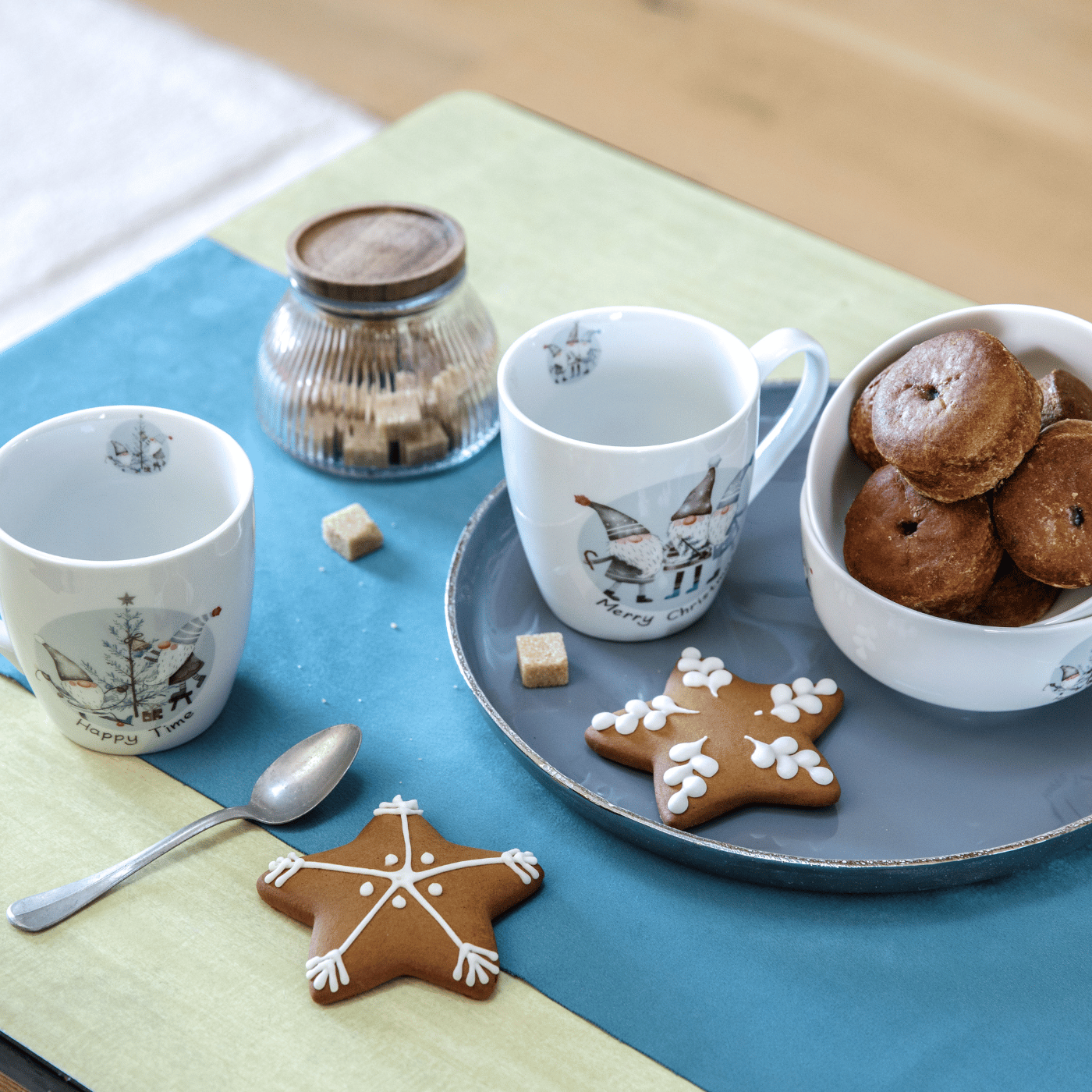 Une table de fête avec des tasses et des biscuits