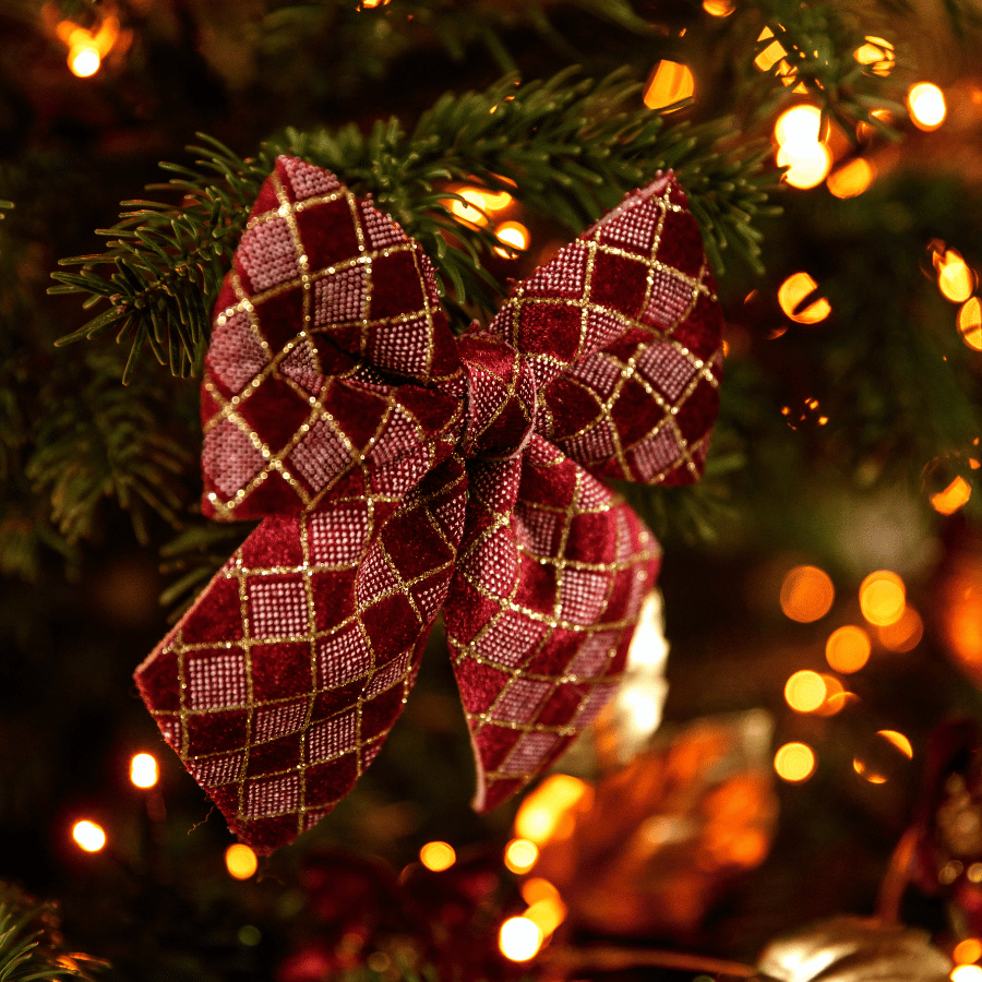Nœud rouge dans le sapin de Noël