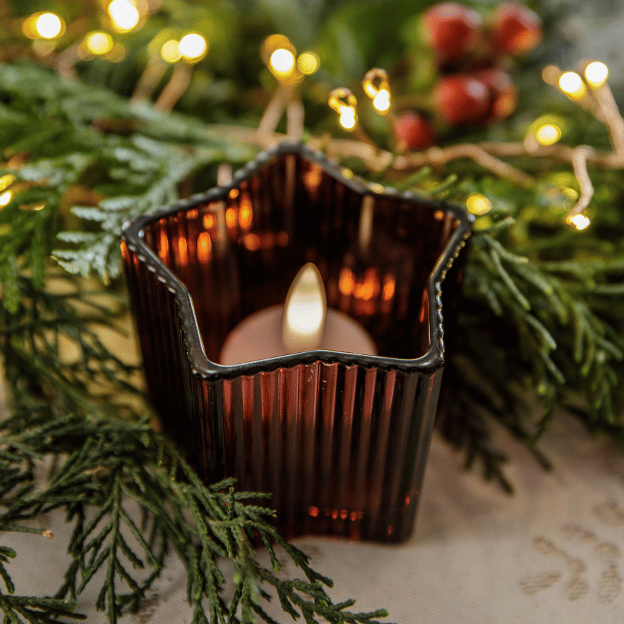 Bougie dans un bougeoir étoile sur la table de Noël