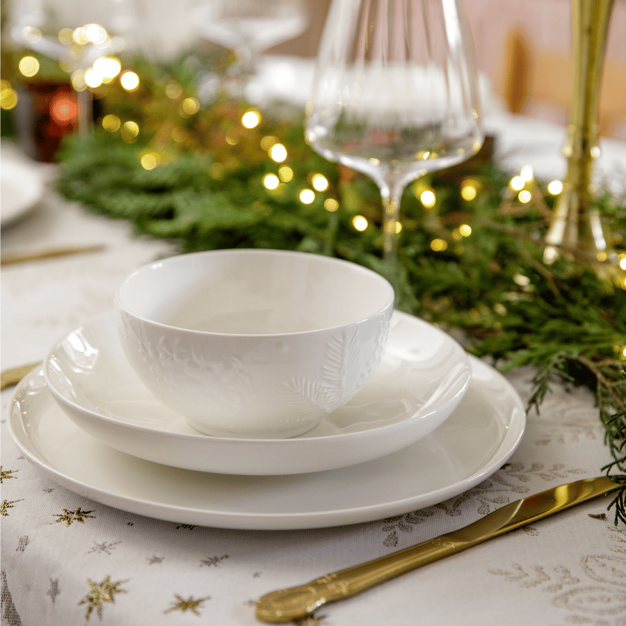Assiettes et bols pour la table de Noël