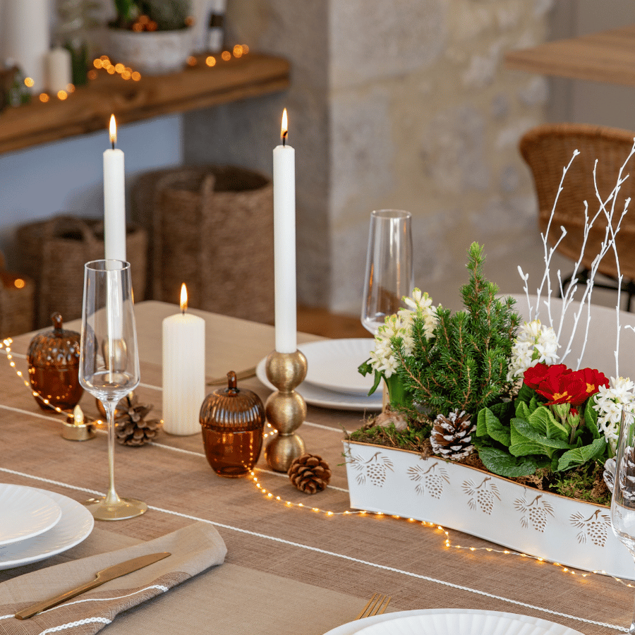 Zoom sur la décoration de la table de Noël