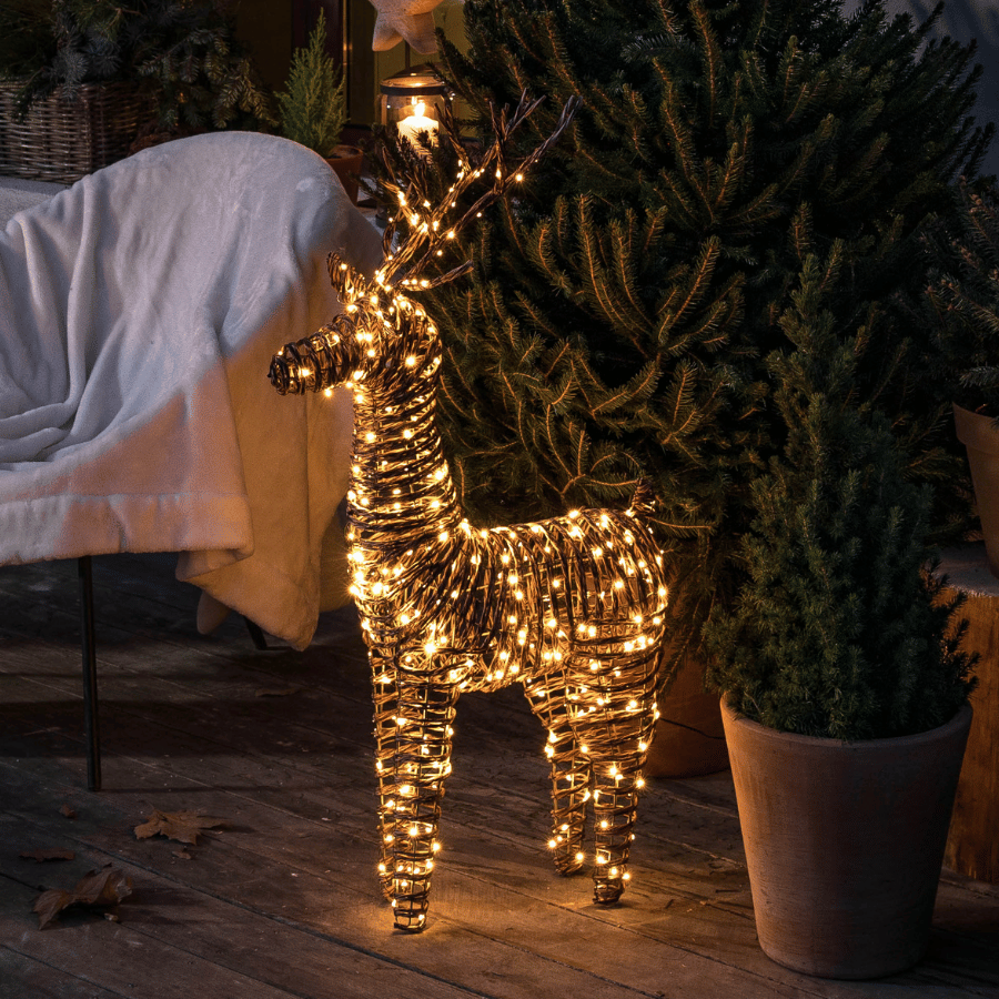 Cerf lumineux pour décorer l'extérieur pendant Noël