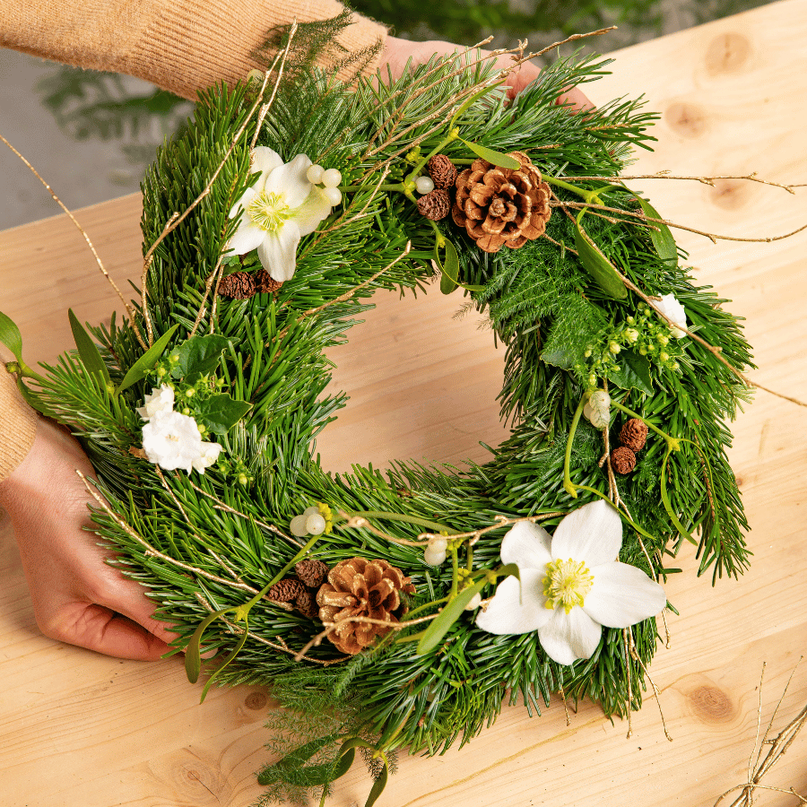 Couronne de Noël avec branches et fleurs naturelles