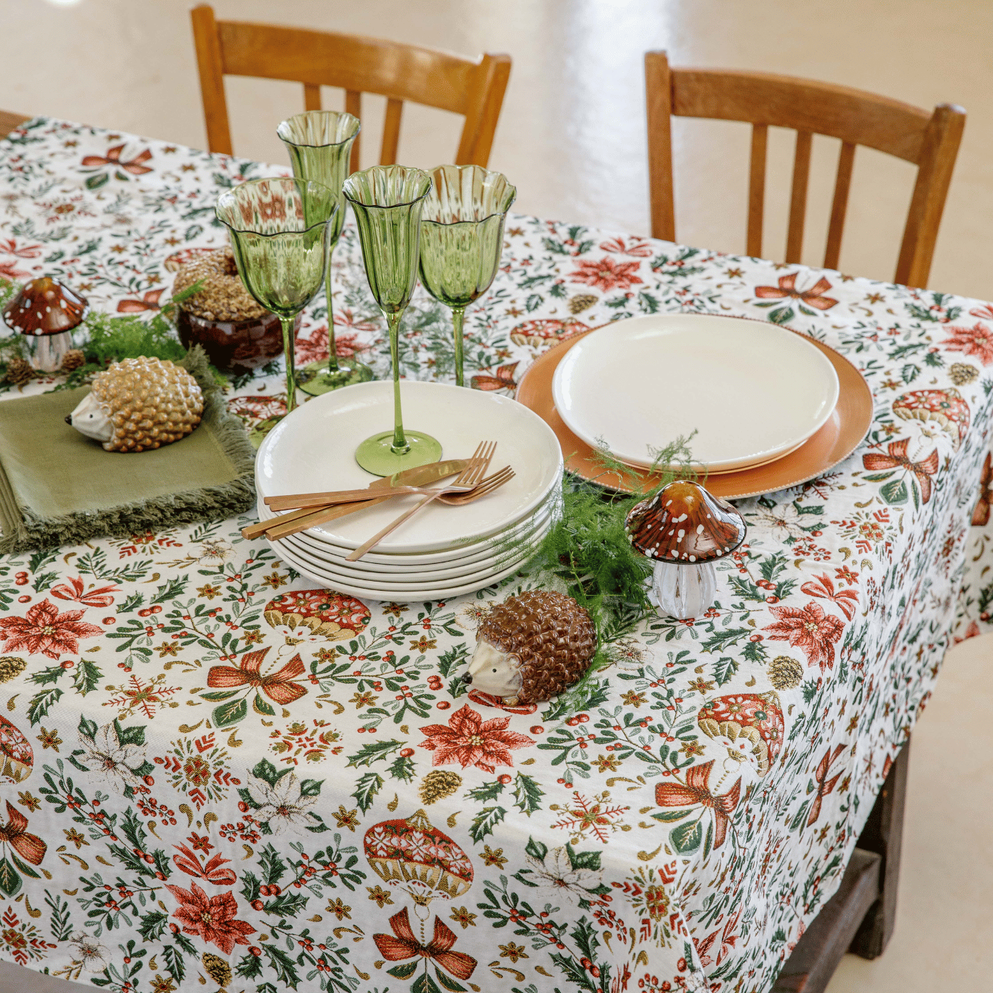 Une table de Noël aux couleurs marron et vert avec des hérissons en décoration