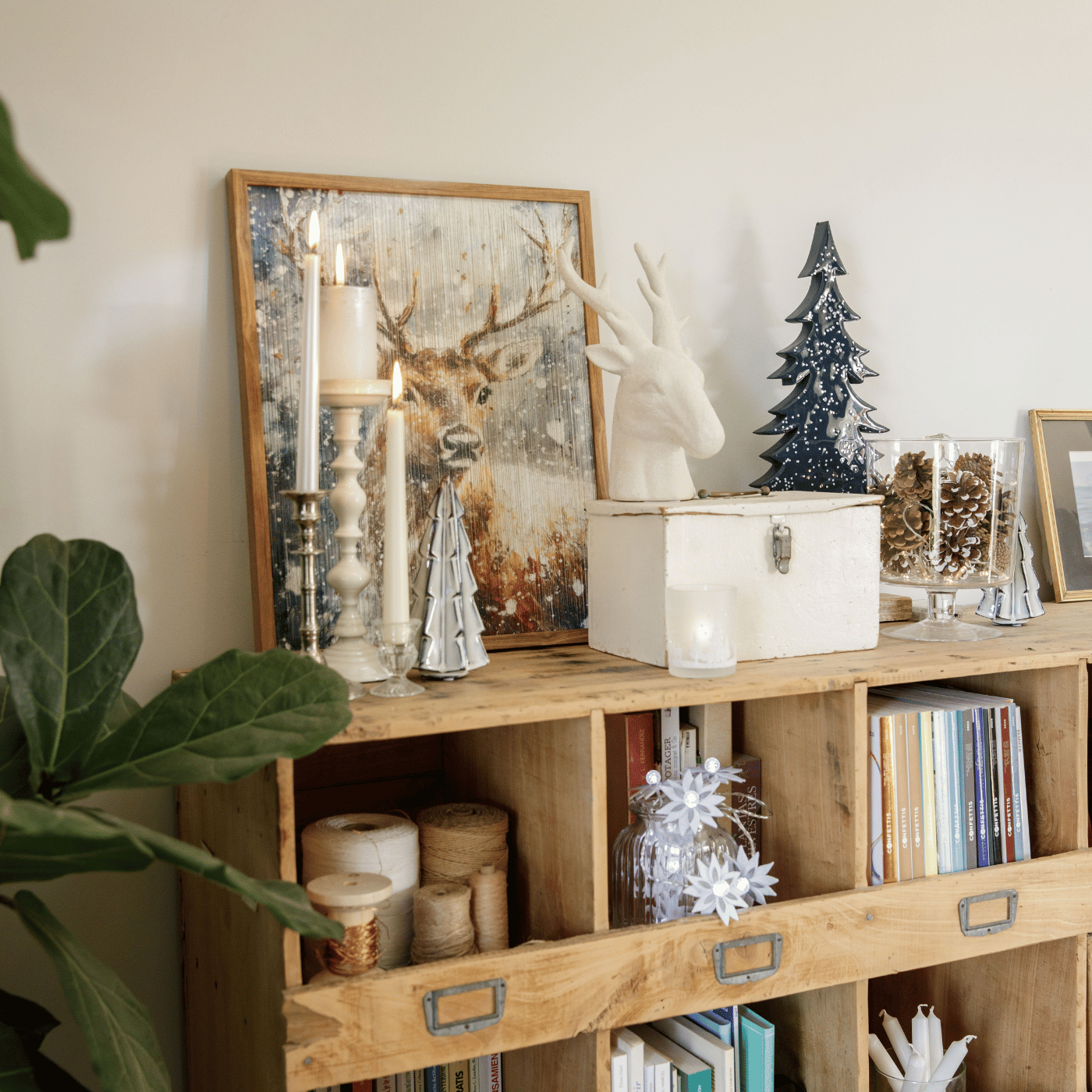 Une décoration de Noël bleue et blanche avec une peinture de renne
